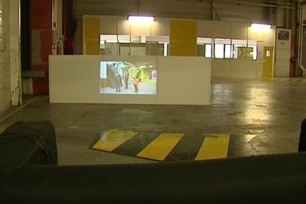 Le mobilier, les images et les sons servent aujourd'hui à écrire l'histoire des Pistes Michelin. Désertées depuis 2001.