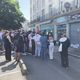 Un rassemblement se tient avenue du Général-de Gaulle à Saumur devant le restaurant où le jeune homme a trouvé la mort.
