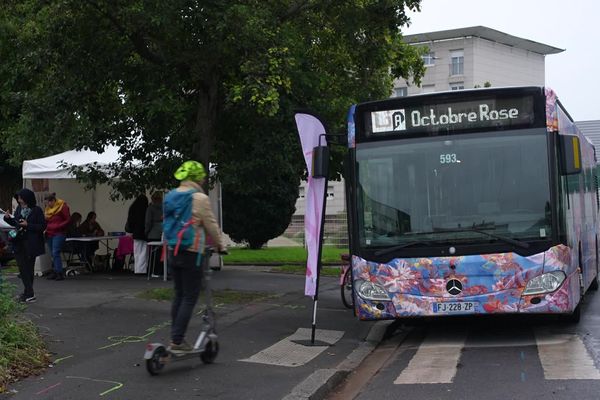 Le bus d'Octobre Rose fait halte dans le quartier de l'Eure pour sensibiliser au dépistage du cancer du sein.