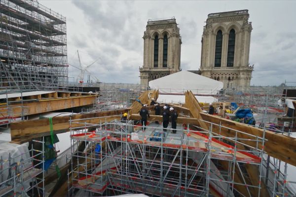 La flèche de la cathédrale va progressivement se dresser dans le ciel de Paris.