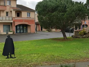 L'association Mouv'enfants souhaite que la commune de Pinsaguel (Haute-Garonne) fasse disparaître la silhouette, le nom et le portrait de l'Abbé Pierre de cette place.