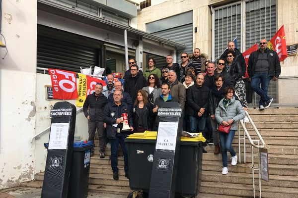 Ce jeudi 14 novembre, des personnels grévistes ont bloqué la direction départementale des finances publiques de Bastia. 