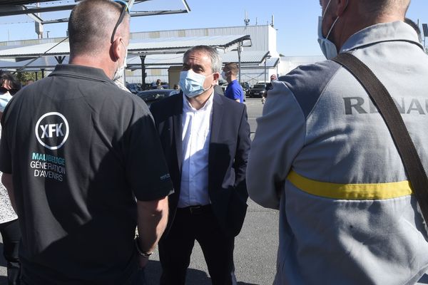 Le président de la région Hauts-de-France Xavier Bertrand, avec les salariés de Renault MCA le 30 mai à Maubeuge.