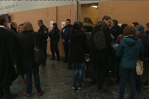 Dans la salle des pas perdus du Palis de justice de Toulouse, à l'entrée de l'audience