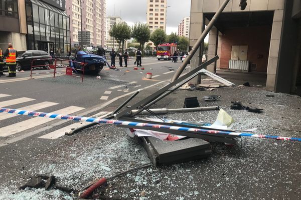 Les dégâts sont importants mais le conducteur s'en sort avec des blessures légères