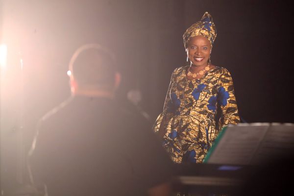 Angélique Kidjo sur la scène de la Filature à Mulhouse.