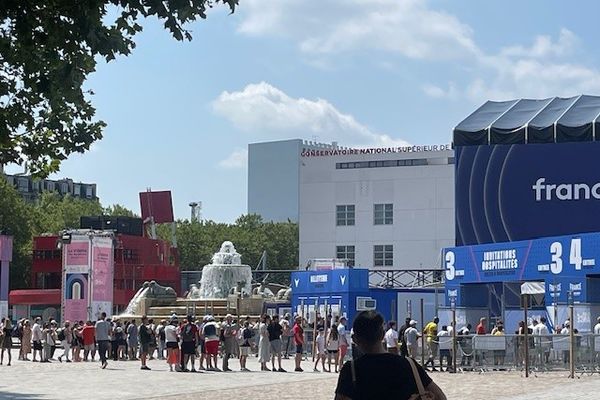 Les touristes sont au rendez-vous des JO comme ici au Club France à la Villette dans le 19e arr. de Paris.