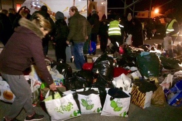 Les volontaires se retrouvent plusieurs soirs par semaine et rassemblent les vêtements et objets pour les distribuer ensuite aux SDF de Narbonne. jeudi 19 janvier 2017