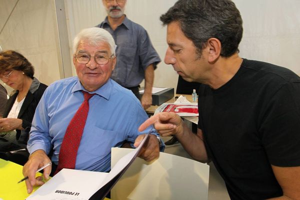 Raymond Poulidor lors d'une séance de dédicace d'un de ses livres