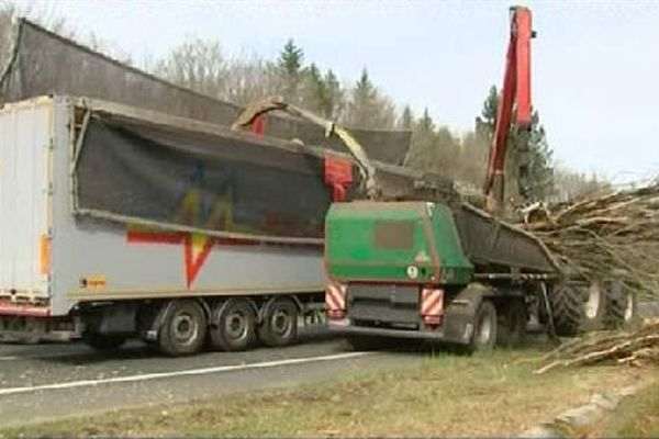 La circulation est neutralisée, le temps des travaux sur les deux voies dans le sens Epinal-Nancy, remplacée par une circulation à double sens sur une seule voie de l'autre côté.