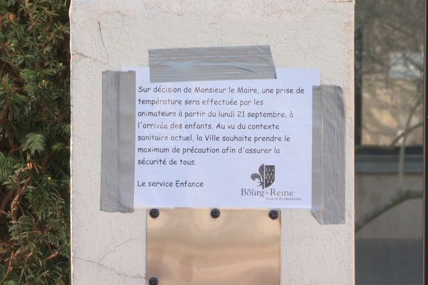 Une affiche d’information devant le groupe scolaire de la Faïencerie, à Bourg-la-Reine.