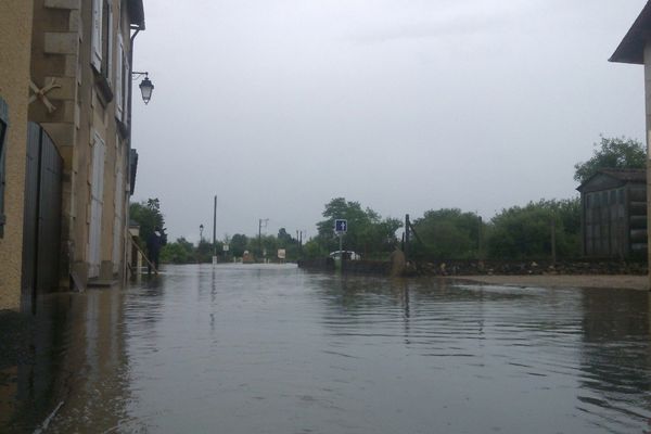 Une rue de Savigny-Lévescault 86) inondée par les fortes pluies