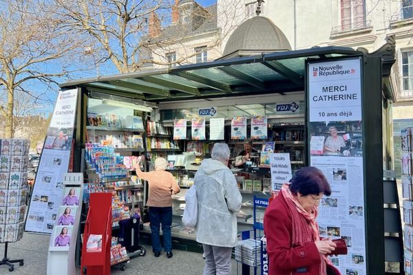 Catherine la dernière kiosquière de Tours fête les 10 ans du kiosque des halles.