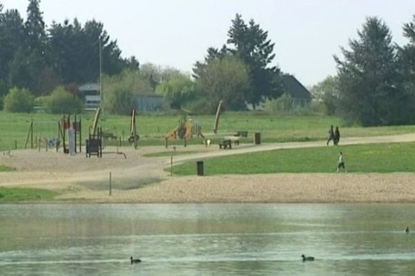 Le plan d'eau des Ozières à proximité d'Yzeure dans l'Allier. L'endroit où le petit Chayane, deux ans et demi, aurait été vu pour la dernière fois.