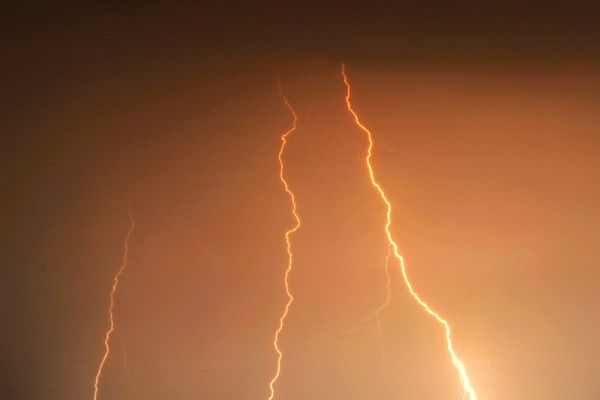 Les orages et les éclairs ont frappé la Normandie la nuit dernière.