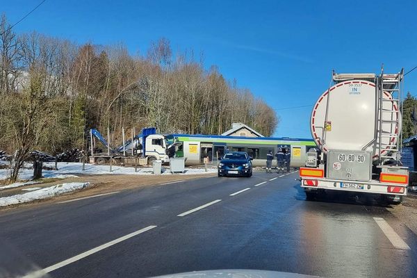 Le train et le camion se sont percutés près de Champagnole dans le Jura.