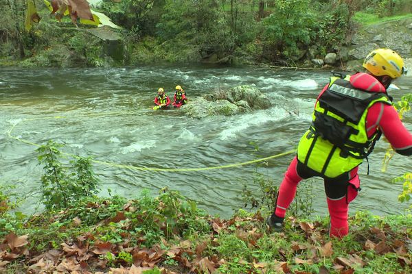 Les sapeurs-pompiers de l'Ardèche s'entraînent dans la Volane, à Vals-les-Bains pour être prêts à secourir la population en cas de nouvelles inondations.