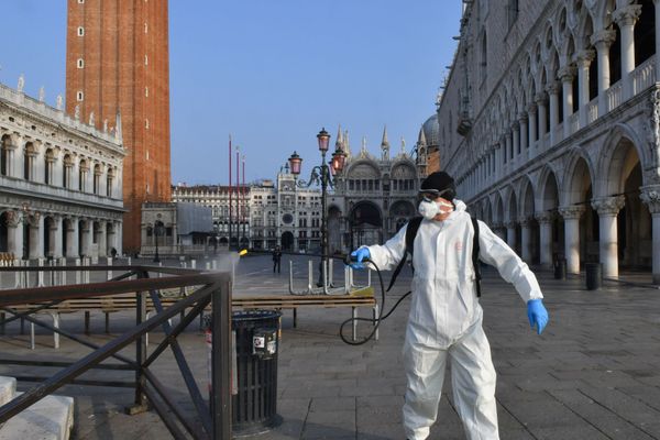 Un employé municipal désinfecte la place Saint-Marc à Venise le 11 mars