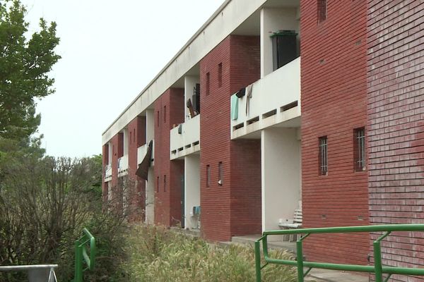 C'est dans cet ancien Ehpad près de l'avenue de Lardenne à Toulouse que logent une centaine de jeunes migrants dans des conditions précaires.