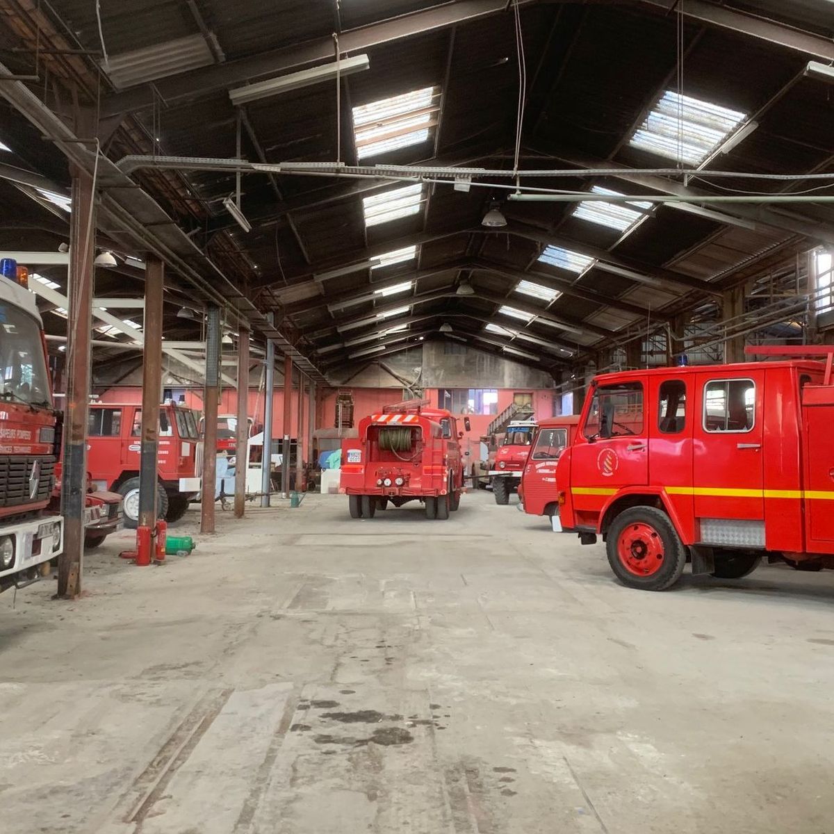 Pourquoi les camions de pompiers sont-ils rouges ?