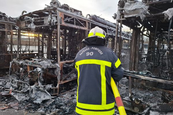 Le feu est actuellement circonscrit. Le sinistre n'a fait aucun blessé.