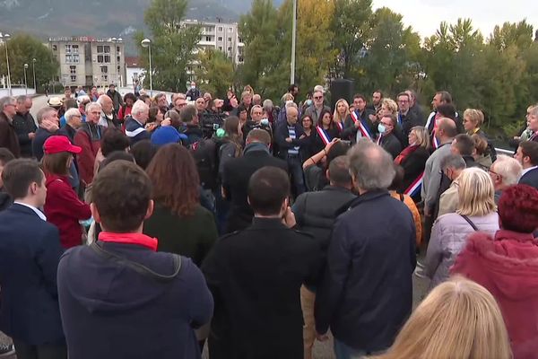 Une centaine de manifestants se sont rendus sur le pont Esclangon dont la circulation a été coupée, cet été, dans le sens Grenoble-Fontaine en raison de travaux.