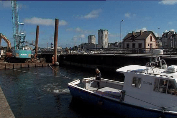 Arrivée ce mardi 1er septembre du matériel nécessaire au chantier de la passerelle des Eléis à Cherbourg.