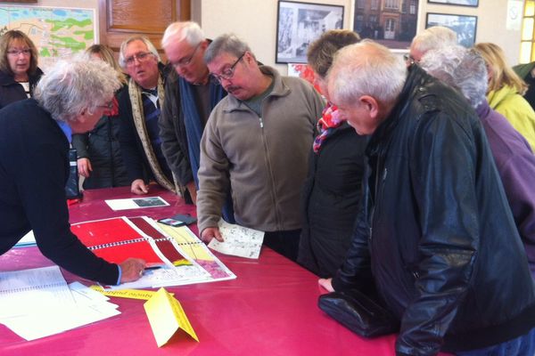 Ce lundi matin, plusieurs dizaines d'habitants de la zone concernée par le PPRN sont venus se renseignenr à Fort-Mahon (80).