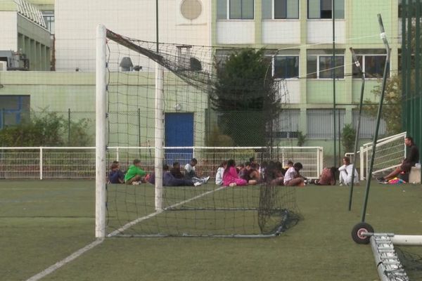 Les collégiens profitent du stade pour leurs cours de sport