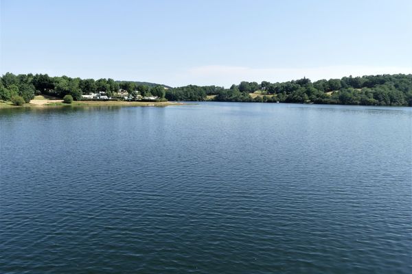 Le lac de Pont-de-Salars autour duquel se déroule le récit