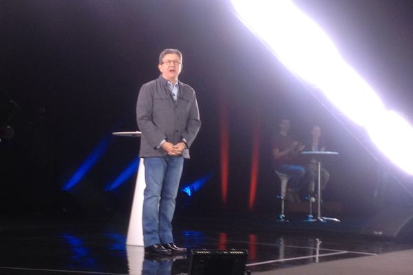 Jean-Luc Mélenchon sur la scène installée au parc des expositions de Dijon.