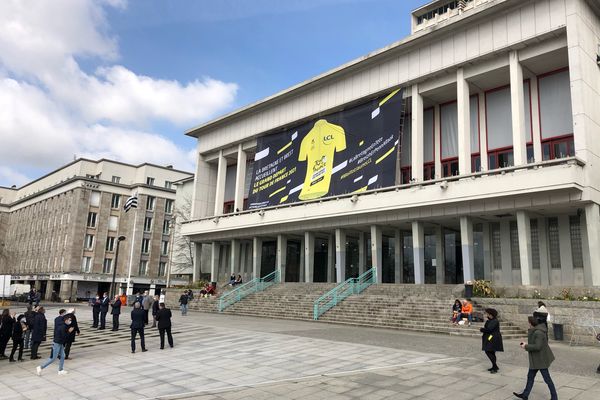 A 100 jours du Grand Départ du Tour de France, un maillot jaune a été symboliquement déroulé sur la façade de la mairie de Brest.