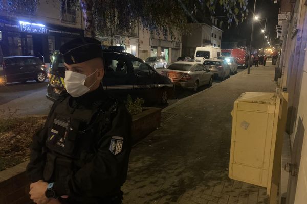 La rue Gambetta de Sablé-sur-Sarthe bouclée par les forces de l'ordre, après la réapparition de la jeune joggeuse disparue