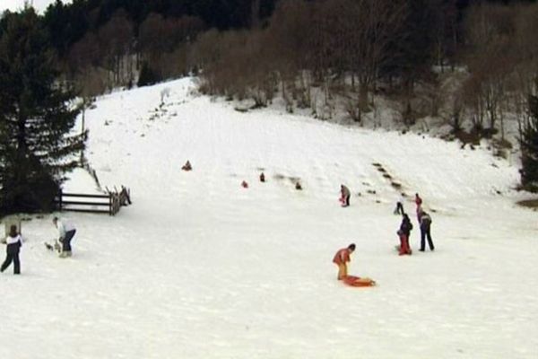 Le 2 mars, au Mont Dore, un enfant qui faisait de la luge est tombé dans la rivière Dordogne en crue. Selon l'avocate des parents, "le petit garçon ne sortira jamais du coma".