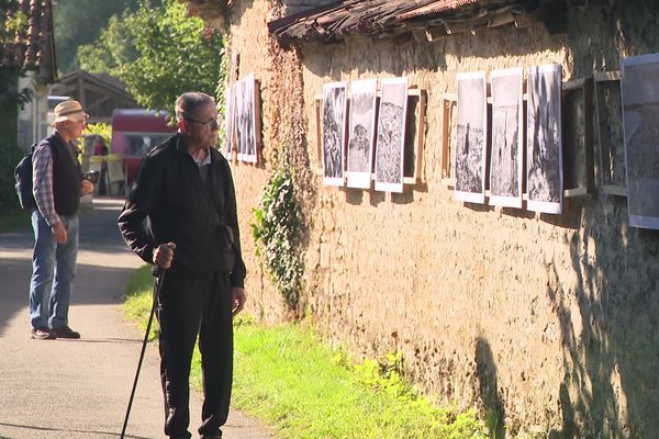 Depuis 23 ans, les rues du village de Barro s'habillent de photos en septembre