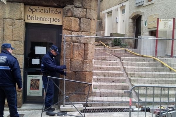 Impossible de rester sous la colonne rochsues du chateau de Foix pendant un petit mois