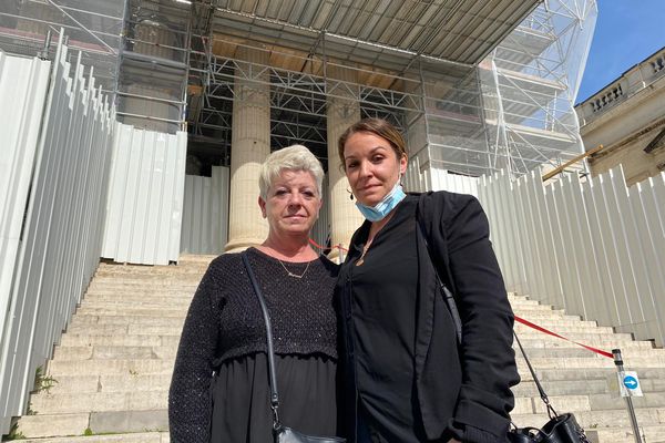 Laurence et Hourya Perrin (la mère et la sœur de Sofiane Perrin) lors du premier jour du procès qui se déroule à la Cour d'assises de Montpellier, dans l'Hérault. / 8 mars 2021.