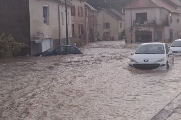 Inondations dans le secteur d'Amance et Breurey les Faverney en Haute-Saône.