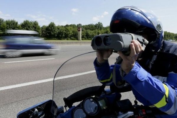 Un motard de la gendarmerie procède à un contrôle de vitesse à la jumelle (Illustration)