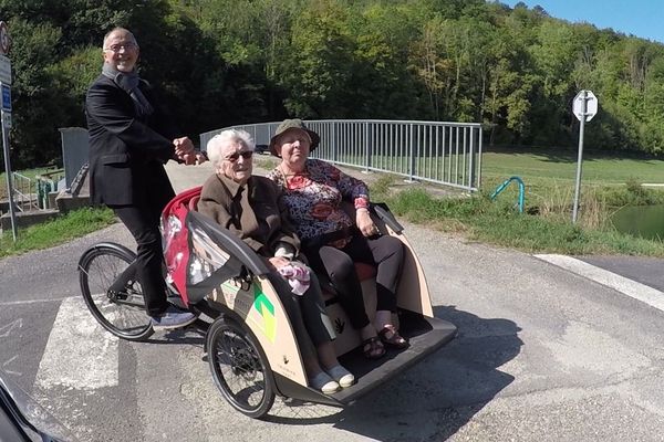 Daniel Sainte-Croix directeur de l'EHPAD de Ligny-en-Barrois avec Yvonne Jeannet et Brigitte Essertel en balade avec l'un des deux nouveaux triporteurs au bord du canal de la Marne au Rhin