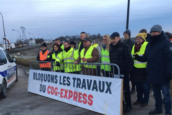 Les opposants bloquent le chantier du CDG Express à Mitry-Mory le 4 février 2019.