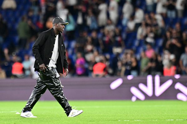 Le défenseur français de Lorient Benjamin Mendy marche sur le terrain après le match entre le Paris Saint-Germain (PSG) et Lorient au Parc des Princes à Paris le 12 août 2023.