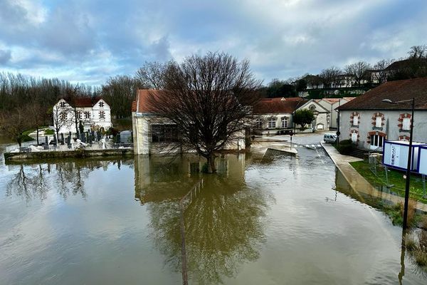 Inondations à Cognac, vue depuis le Pont Neuf.