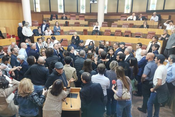 Ce jeudi 27 octobre, l’hémicycle de l’Assemblée de Corse a été investi et occupé par une centaine de personnes membres d’associations et de collectifs de défense des prisonniers et de syndicats étudiants.