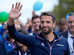 Tony Estanguet lors de la parade des athlètes français des JO de Paris sur les Champs-Elysées le 14 septembre 2024