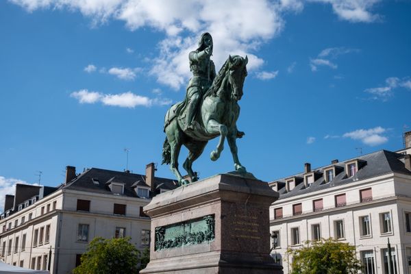 Statue équestre de Jeanne d'Arc (place du Martroi, Orléans). Chaque année, le 6 janvier, une délégation est invitée à la Nouvelle-Orléans pour défiler dans les rues et rendre hommage à Jeanne d'Arc.