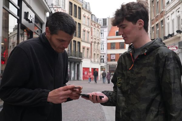 Tim Deguette, étudiant à Lille a crée Solly, une carte de paiement, qui permet de faire des dons aux personnes sans abris.