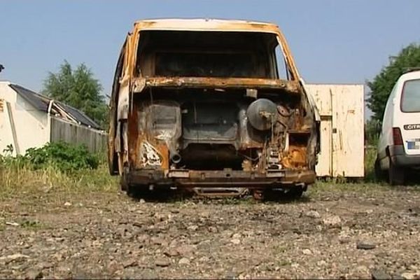 Cette camionnette d'un artisan a été désossée de toutes les pièces intéressantes avant d'être incendiée.