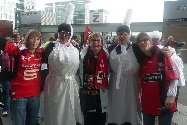 Yvon en 2009, la Mam Goudig de gauche, avec sa femme et ses filles