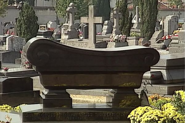 Le tombeau des Grüss, dans le cimetière de l'Est, à Reims, s'inspire du tombeau de Napoléon.